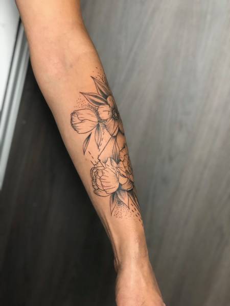 Tatouage d'un composition floral sur l'avant - bras à Craponne