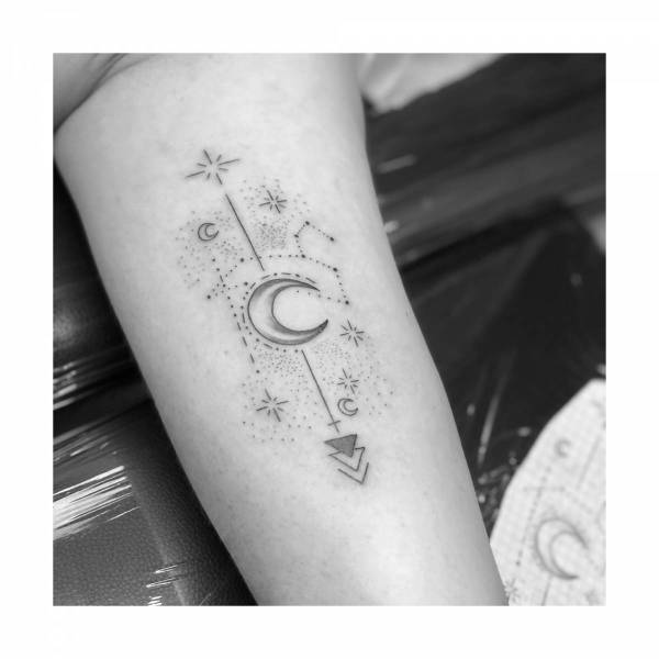 Tatouage très fin avec Dot sur avant bras à Francheville à côté de Craponne