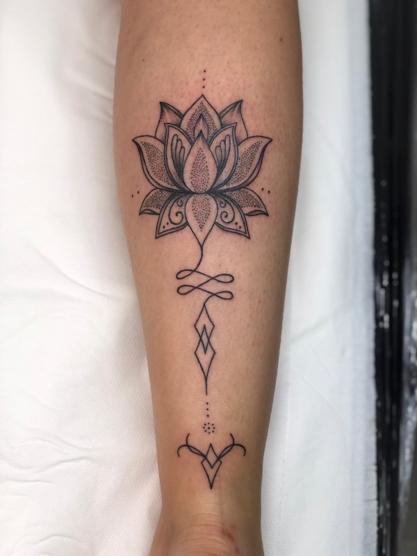 Tatouage fleur de lotus personnalisé à Tassin - Salon de tatouage  spécialisé dans le tatouage fin à Lyon - Juste de l'Encre